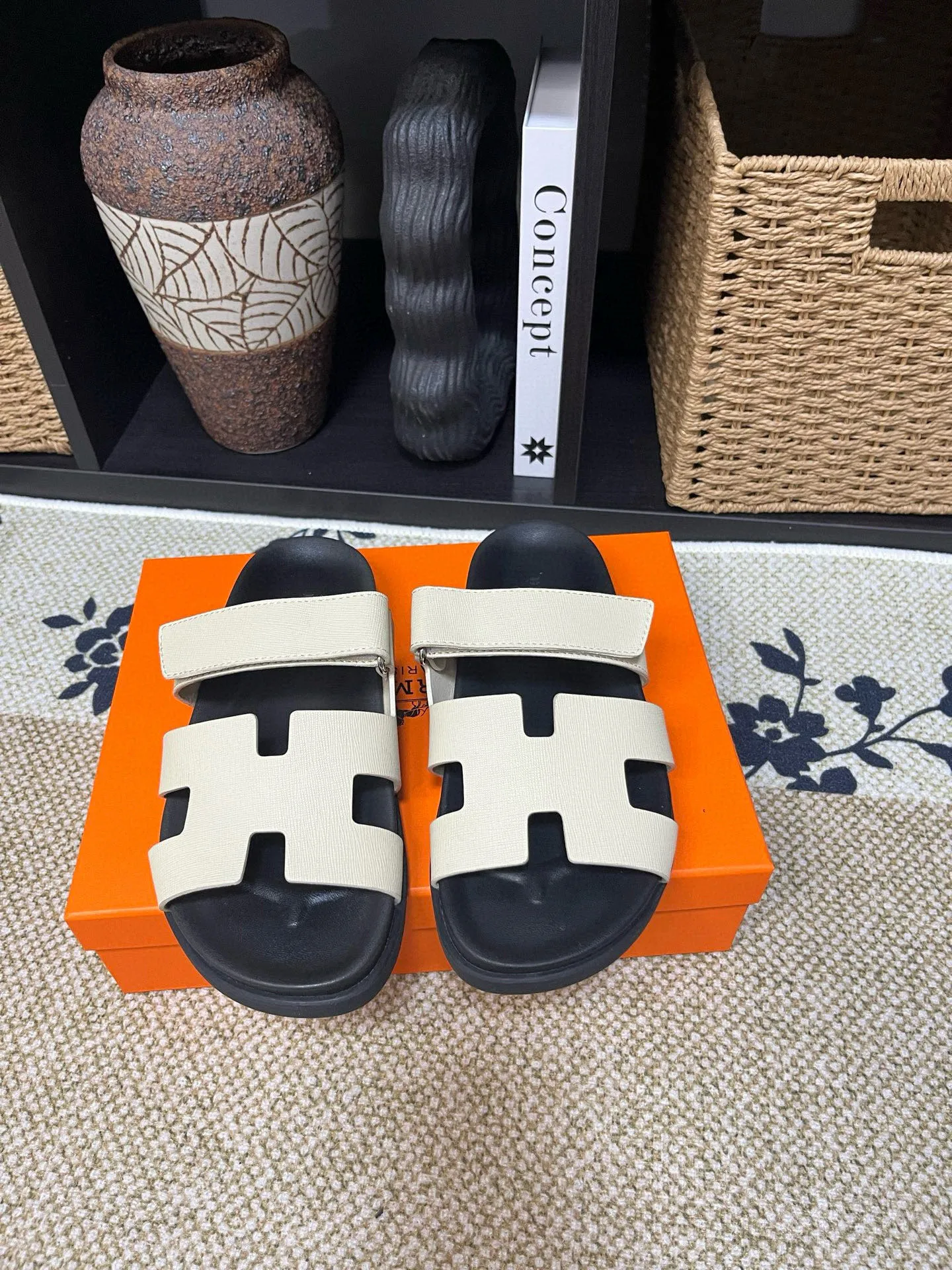 P300 Long-term stock Hermes men’s Kazimir slippers for couples - top quality woven calfskin functional sandals with intertwined uppers inspired by the “H” iconic pattern to create a casual look, perfect for summer. Imported cowhide + cowhide lining + TUP outsole Size: 35-46